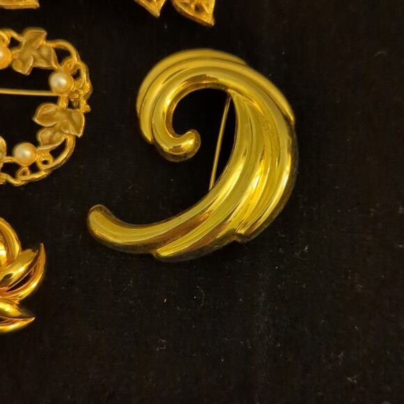 Lot of Five Vintage & Modern Gold Tone Brooches - Picture 4 of 12